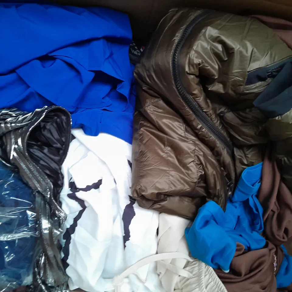 BOX OF APPROXIMATELY 20 ASSORTED CLOTHING AND FASHION ITEMS IN VARIOUS STYLES, SIZES, AND COLOURS - COLLECTION ONLY