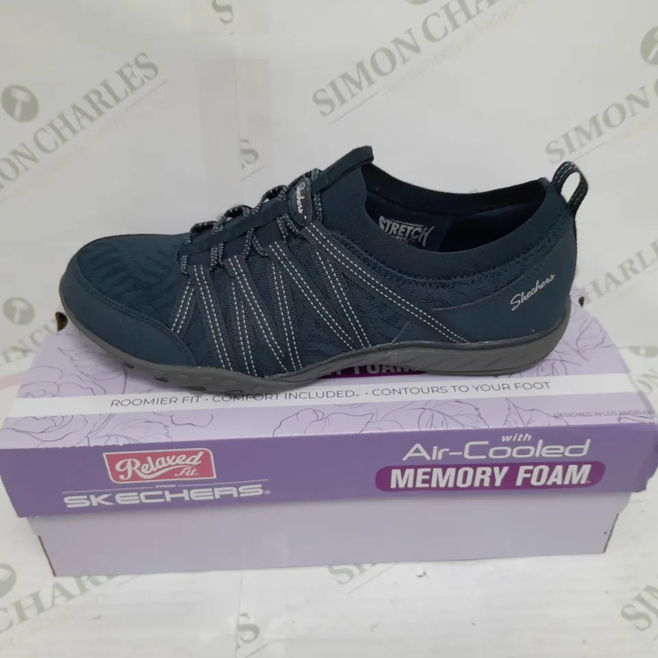 RELAXED FIT SKECHERS MEMORY FOAM BLUE SIZE 6 