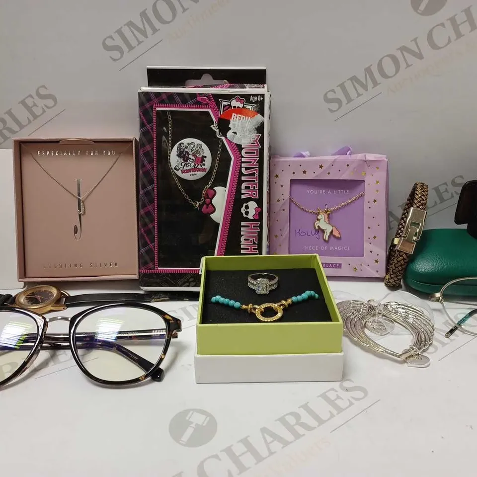 LOT OF APPROX 20 ASSORTED ITEMS OF JEWELLERY TO INCLUDE NECKLACES, BRACELETS, RINGS, ETC 