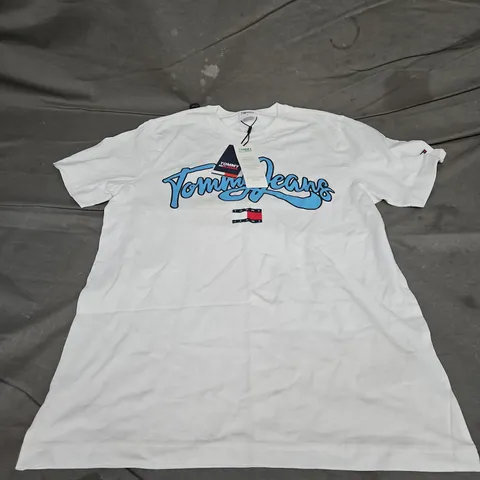 TOMMY JEANS COLLEGE POP TEXT TEE IN WHITE SIZE M