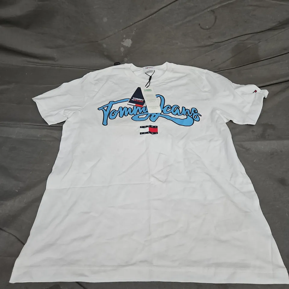 TOMMY JEANS COLLEGE POP TEXT TEE IN WHITE SIZE M