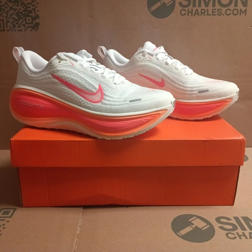 BOXED PAIR OF NIKE VOMERO PLUS TRAINERS IN SAIL/HOT LAVA/WHITE SIZE UK 5.5