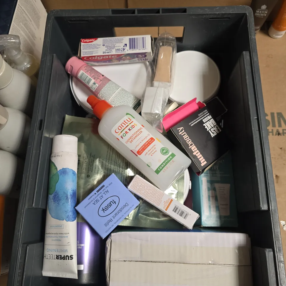 APPROXIMATELY 15 ASSORTED HEALTH & BEAUTY PRODUCTS TO INCLUDE MOLTON BROWN BODY LOTION, RADOX SHOWER GEL, NIP + FAB VITAMIN C SCRUB ETC - COLLECTION ONLY