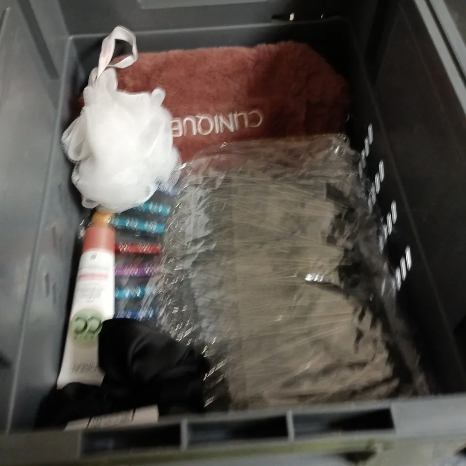 LOT OF APPROXIMATELY 12 ASSORTED HEALTH AND BEAUTY ITEMS TO INCLUDE LIP BALM, WIPES AND FALSE NAILS