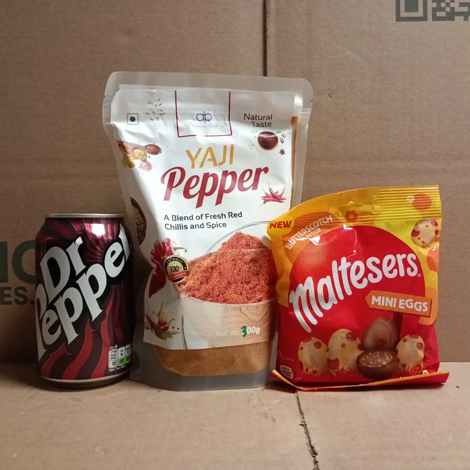 APPROXIMATELY 10 ASSORTED FOOD AND DRINK ITEMS TO INCLUDE MALTESERS, YAJA PEPPER, ETC