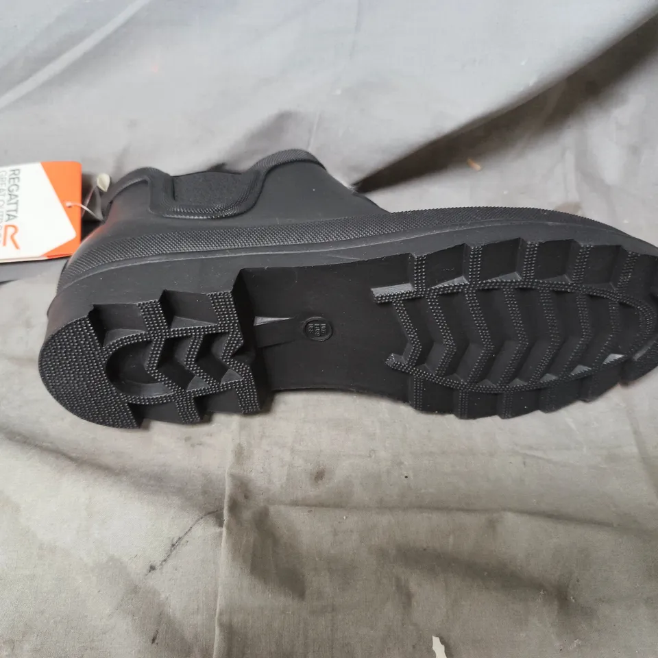 UNBOXED REGATTA GREAT OUTDOORS BLACK ANKLE BOOTS WITH FAUX SHEARLING LINING – UK SIZE 6