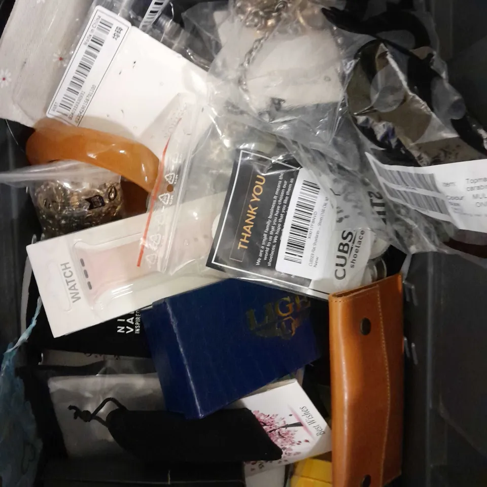 APPROXIMATELY 30 ASSORTED JEWELLERY PRODUCTS TO INCLUDE WATCHES, BRACELETS, NECKLACES ETC 
