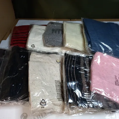 APPROXIMATELY 10 CLOTHING ITEMS IN VARIOUS SIZES AND COLOURS