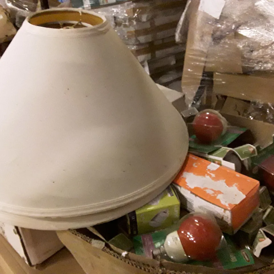 PALLET OF BRAND NEW HOMEWARE STOCK INCLUDING LAMP SHADES, ENERGY SAVING BULBS & TABLE LAMPS