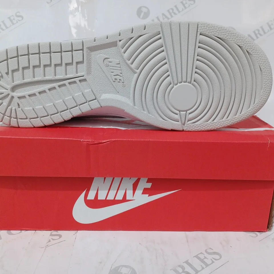 BOXED PAIR OF NIKE DUNK LOW SE SHOEs IN GREY/WHITE UK SIZE 9