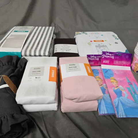 APPROXIMATELY 30 HOUSEHOLD PRODUCTS TO INCLUDE DUVET SETS, FITTED SHEETS, PILLOW CASES ETC