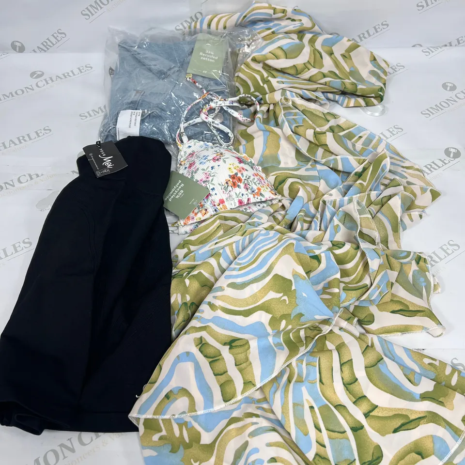 MEDIUM BOX OF ASSORTED CLOTHING TO INCLUDE H&M AND POR MOI