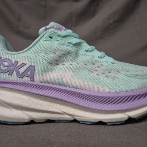 BOXED PAIR OF HOKA WOMEN'S CLIFTON 9 SHOES IN MULTICOLOUR UK SIZE 6