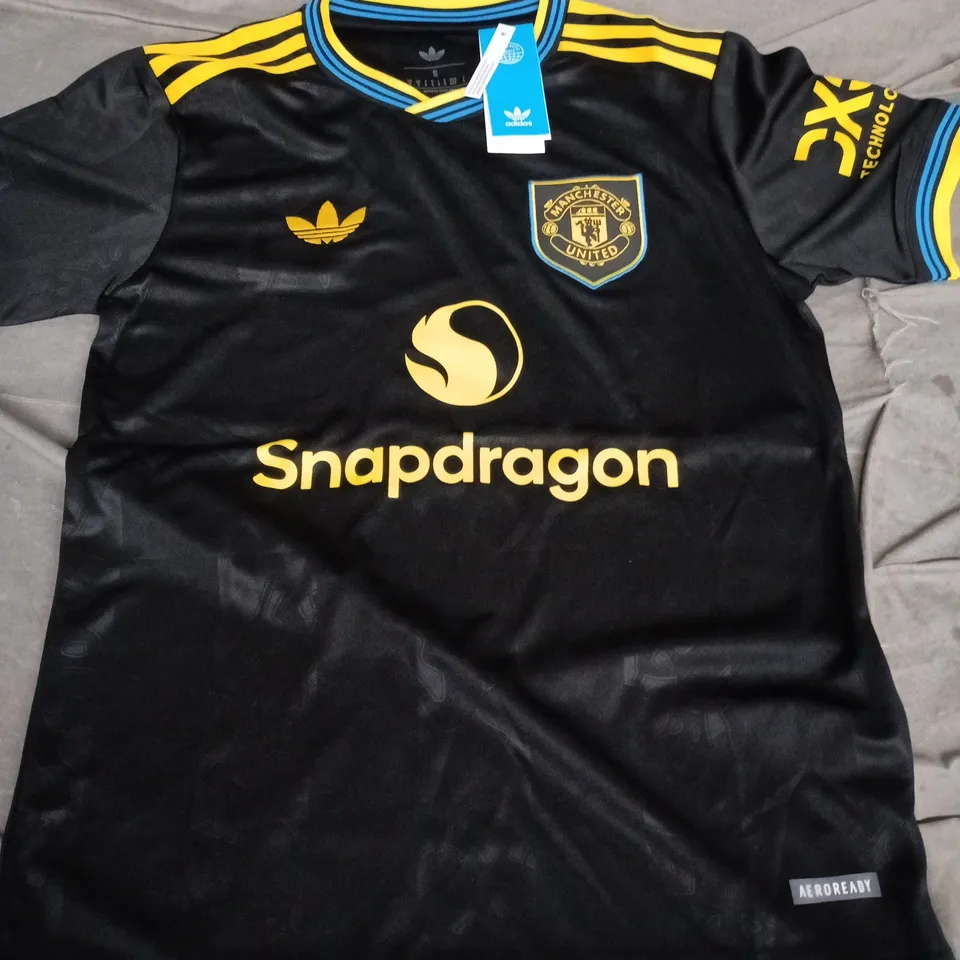 ADIDAS MANCHESTER UNITED FOOTBALL JERSEY – BLACK WITH SNAPDRAGON SPONSOR, UK S