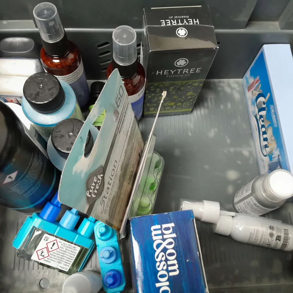 BOX OF APPROXIMATELY 14 ASSORTED ITEMS TO INCLUDE - IRON CLEANER , MILTON STERILISING FLUID , CLOTHES DOCTOR KNITWEAR MIST ETC