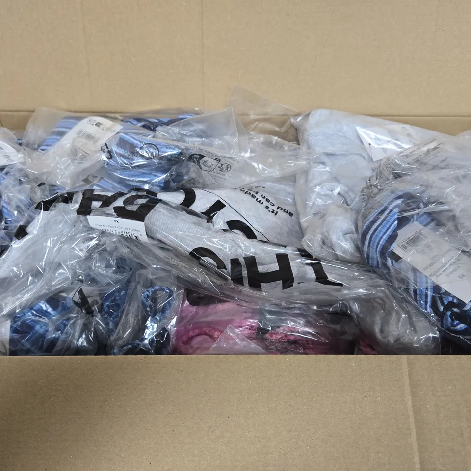 APPROXIMATELY 15 ASSORTED WOMENS CLOTHING ITEMS IN VARIOUS SIZES, COLOURS & STYLES 