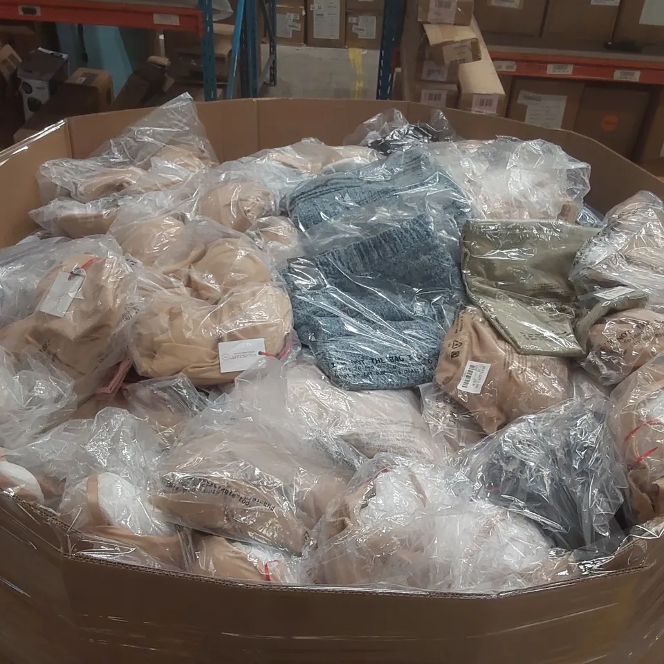 PALLET CONTAINING APPROXIMATELY 600x BRAND NEW ASSORTED DESIGNER CLOTHING ITEMS