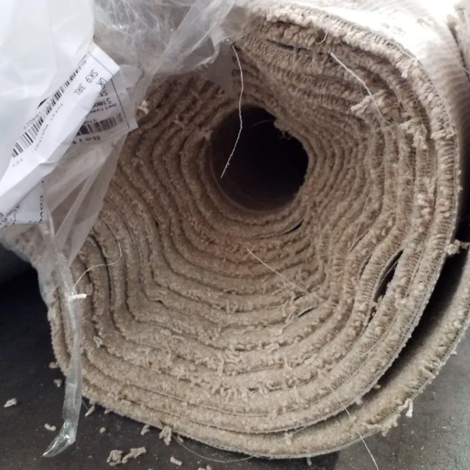 ROLL OF QUALITY ENDLESS CHARM ACTIONBAC SOFT VANILLA CARPET APPROXIMATELY 10.6×5M