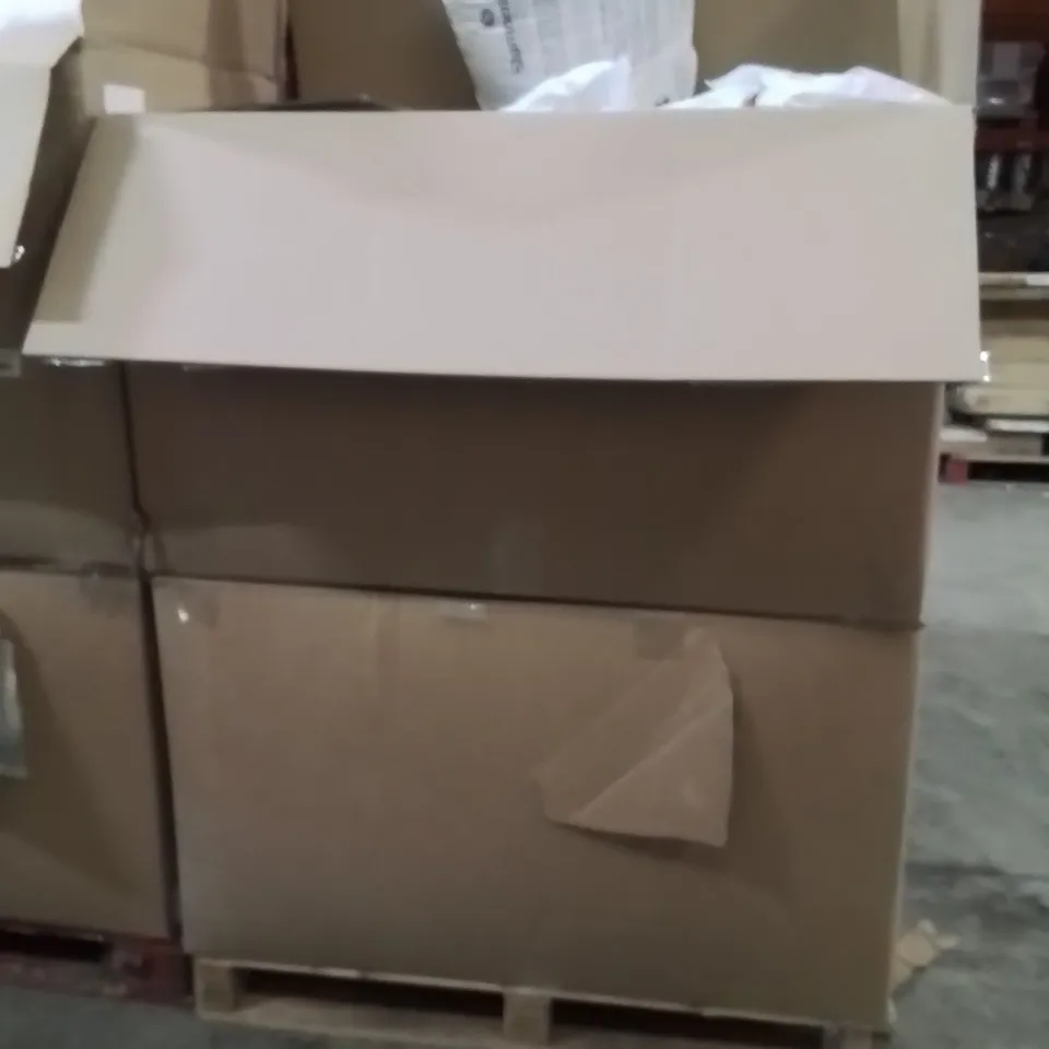 PALLET CONTAINING A LARGE QUANTITY OF PILLOWS 