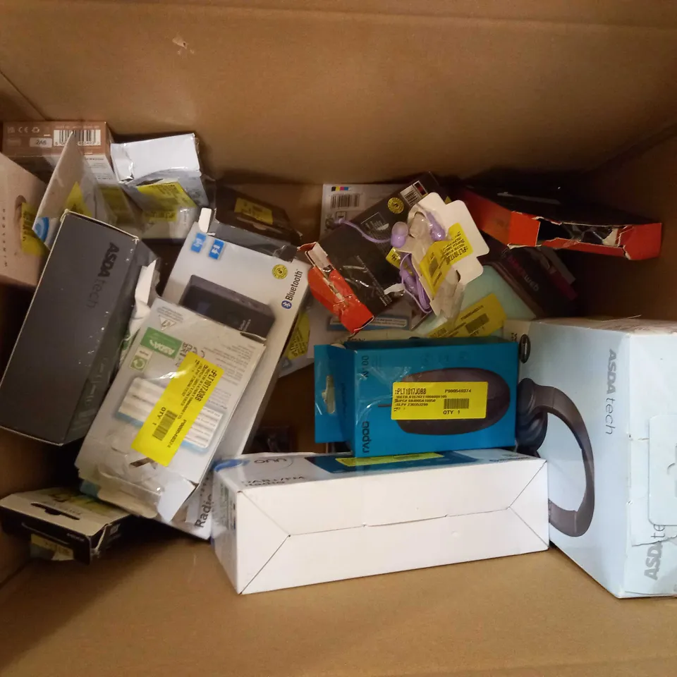BOX OF APPROXIMATELY 20 ASSORTED ELECTRICAL ITEMS TO INCLUDE ASDA TECH FM ALARM CLOCK, ASDA TECH POWER BANK, ONN WIRELESS HEADPHONES, ETC