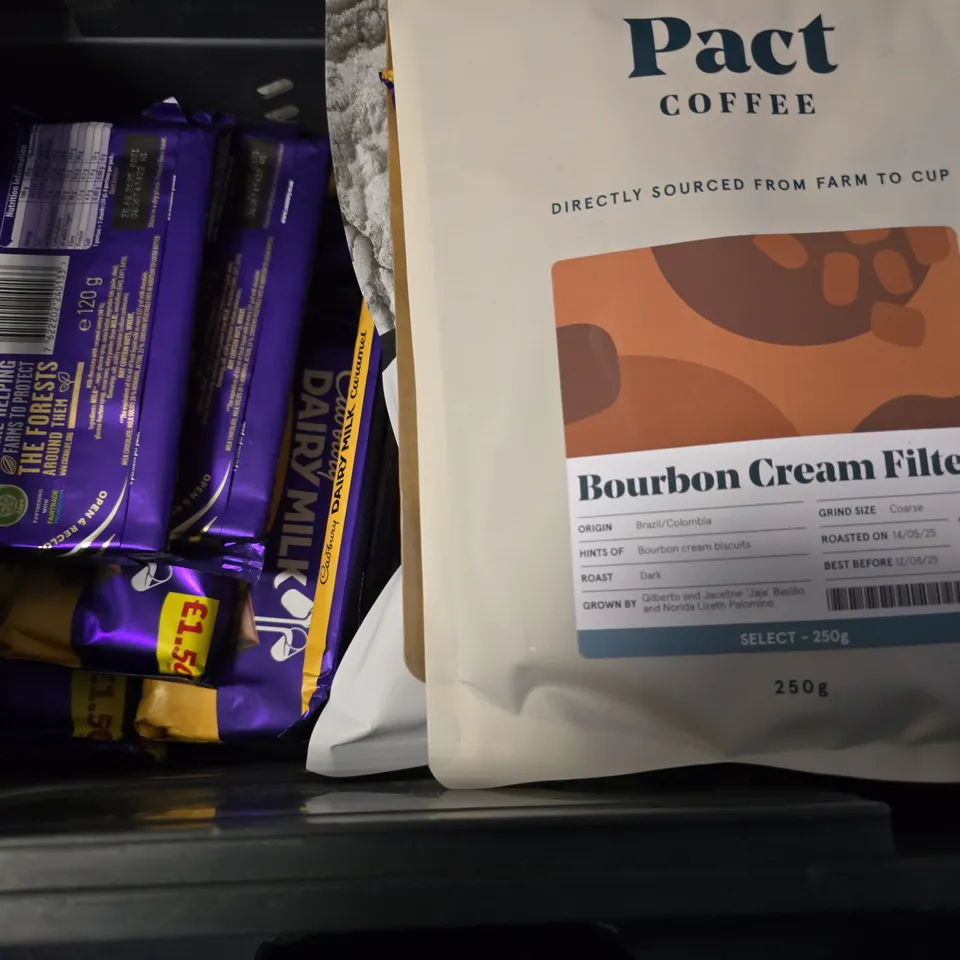 APPROXIMATELY 14 ASSORTED FOOD ITEMS TO INCLUDE - CADBURYS CARAMEL CHOCOLATE BAR , CITIZENS OF SOIL OLIVE OIL , MAYSAN CURRY SAUCE PASTE ETC 