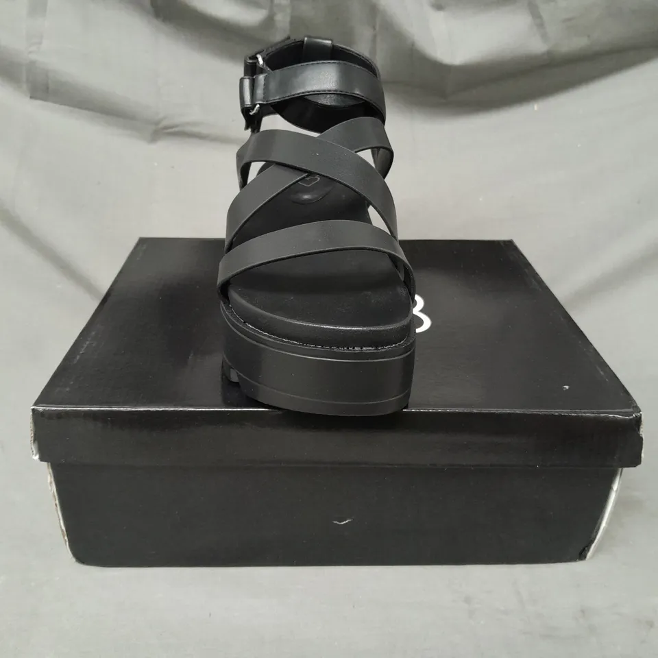 BOXED PAIR OF DESIGNER CROSS STRAP CHUNKY FLAT SANDALS IN BLACK SIZE 7