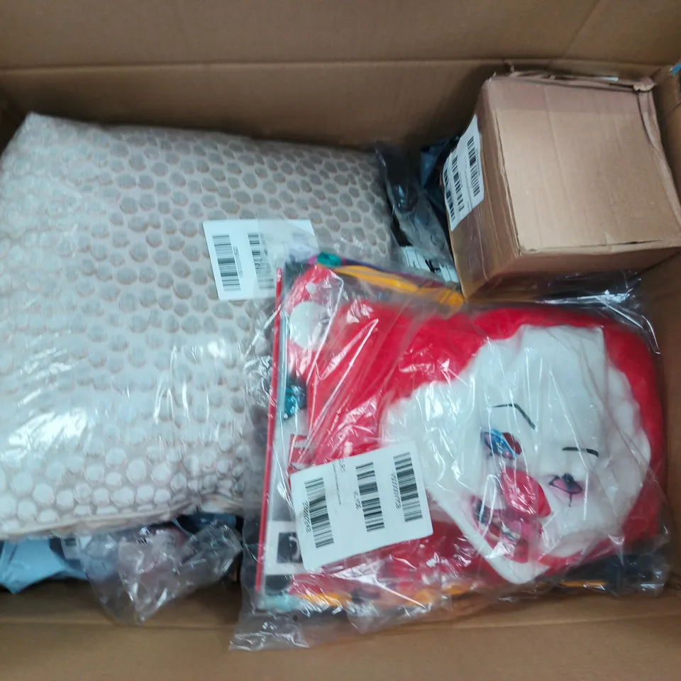 APPROXIMATELY 15 ASSORTED ITEMS TO INCLUDE CUSHION, VAMPIRE WIG, PENNYWISE COSTUME, ETC