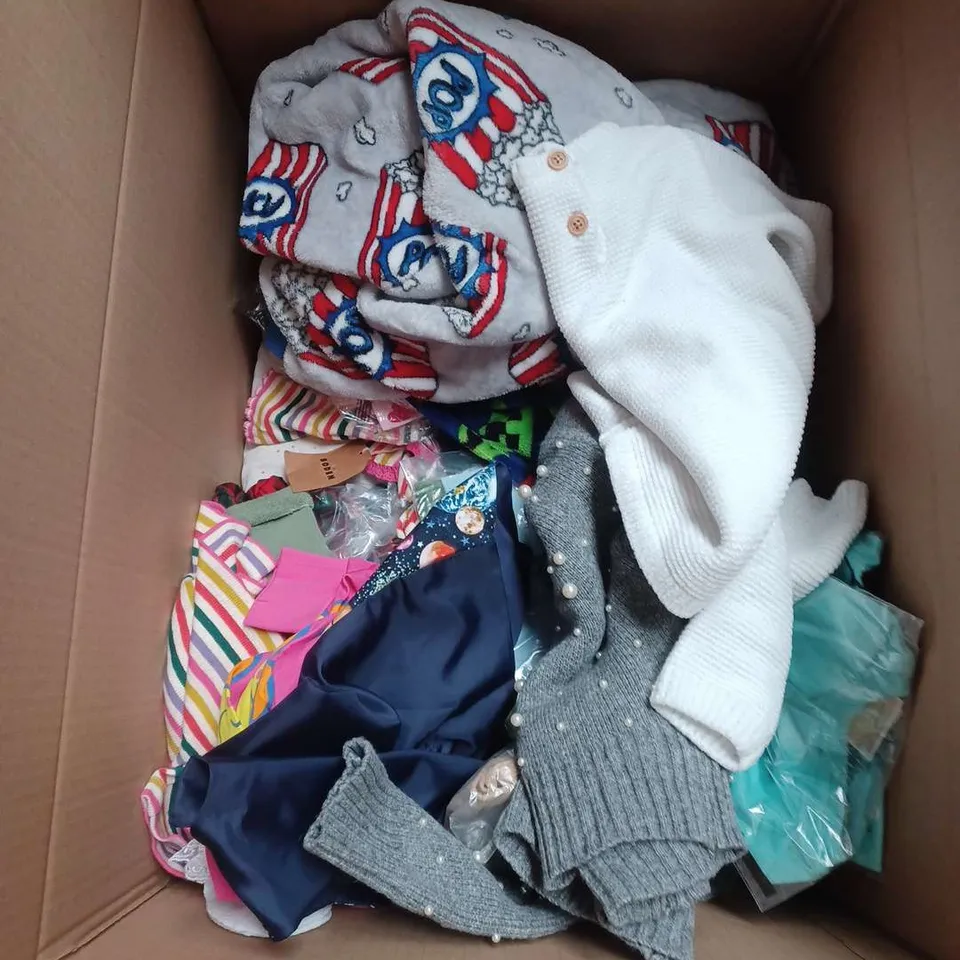 BOX OF APPROXIMATELY 30 ASSORTED KIDS CLOTHING ITEMS TO INCUDE - PYJAMAS, HAT, JUMPERS, ETC