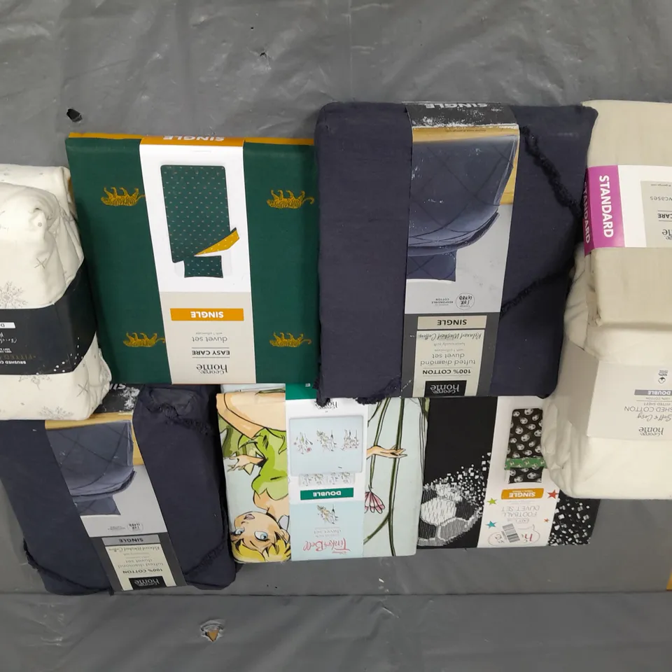 APPROXIMATELY 8 ASSORTED HOUSEHOLD ITEMS TO INCLUDE VARIOUS BEDDING IN VARIOUS SIZES AND STYLES