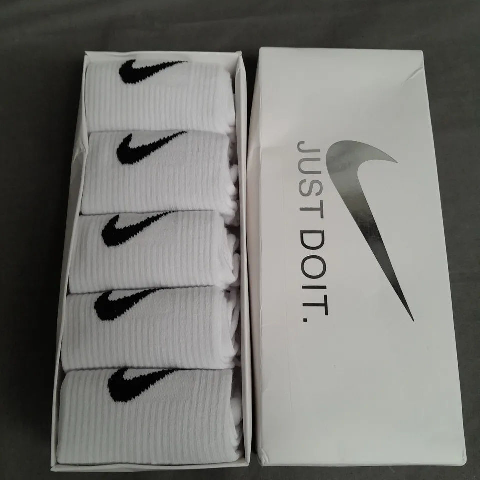 NIKE SET OF 5 SOCKS IN WHITE