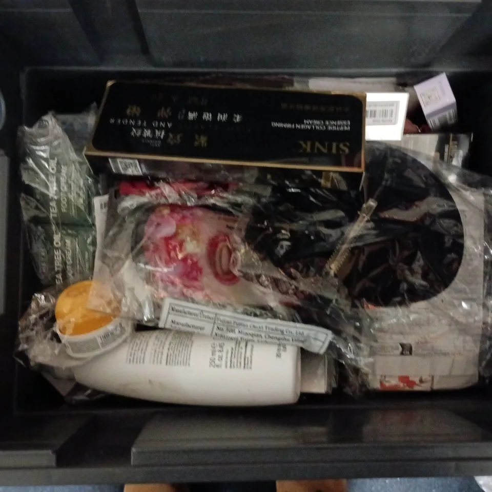 APPROXIMATELY 20 HEALTH AND BEAUTY PRODUCTS TO INCLUDE GARNIER METHOD FOR CURLS SPRAY, AVEENO SHAMPOO AND BARUBT MADE FOR MEN CREAM