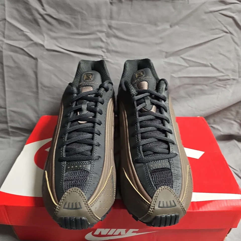 BOXED PAIR OF NIKE SHOX R4 TRAINERS - UK SIZE 6
