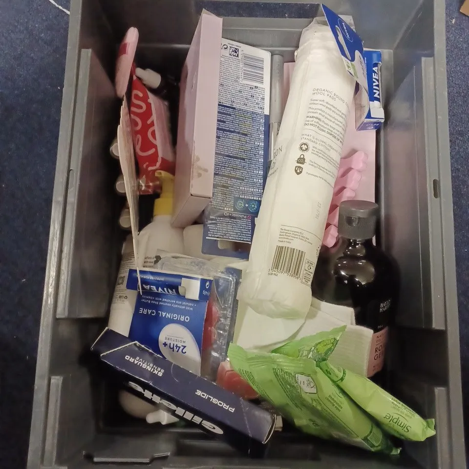 LOT OF APPROXIMATELY 20 COSMETICS ITEMS TO INCLUDE SHAMPOO , HAND WASH , BLEMISH