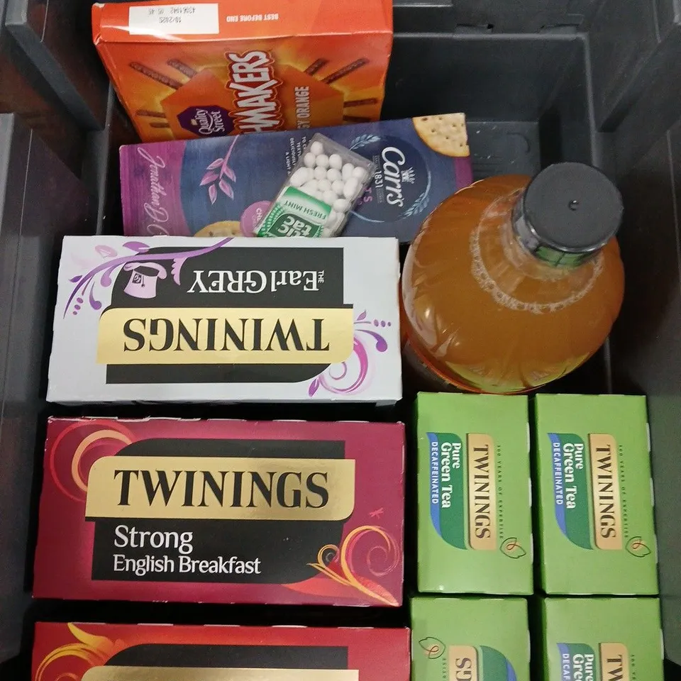 APPROXIMATELY 10 ASSORTED FOOD/DRINK PRODUCTS TO INCLUDE TWININGS TEA, AERO CHOCOLATE, APPLE CIDER VINEGAR ETC 