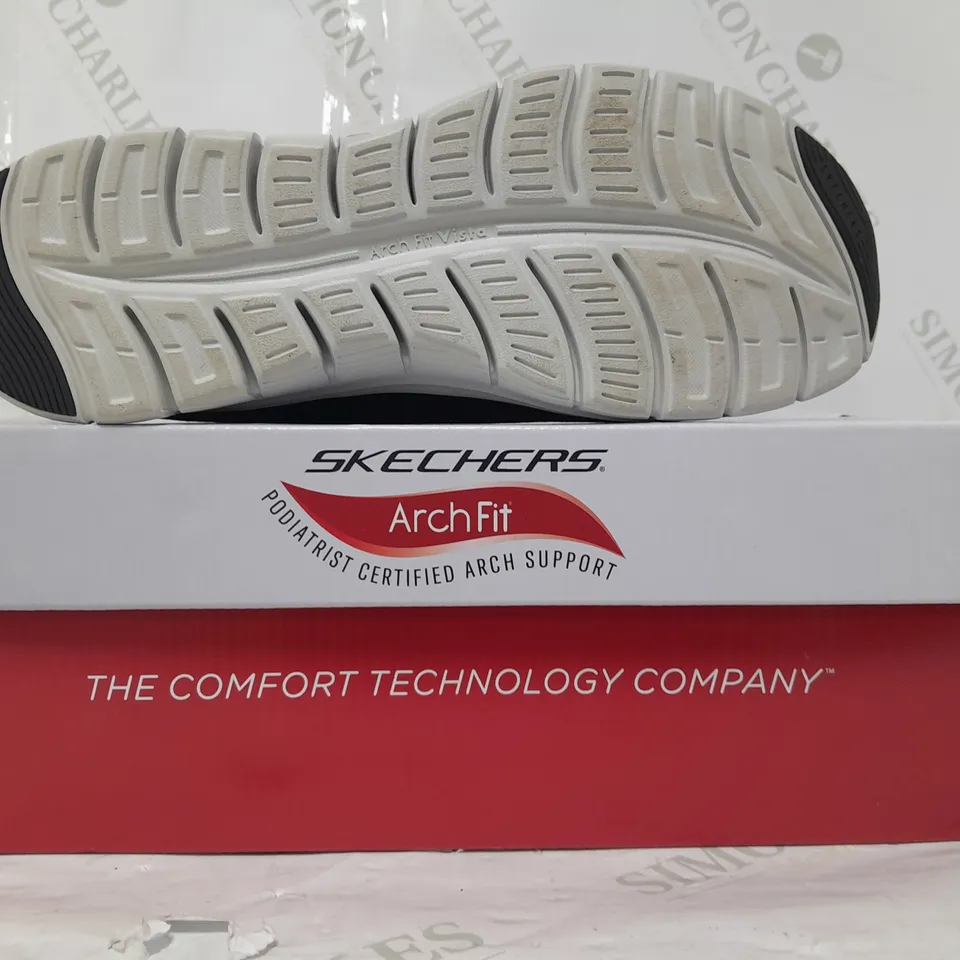 BOXED PAIR OF SKETCHERS BUNGEE TRAINERS IN BLACK SIZE 6