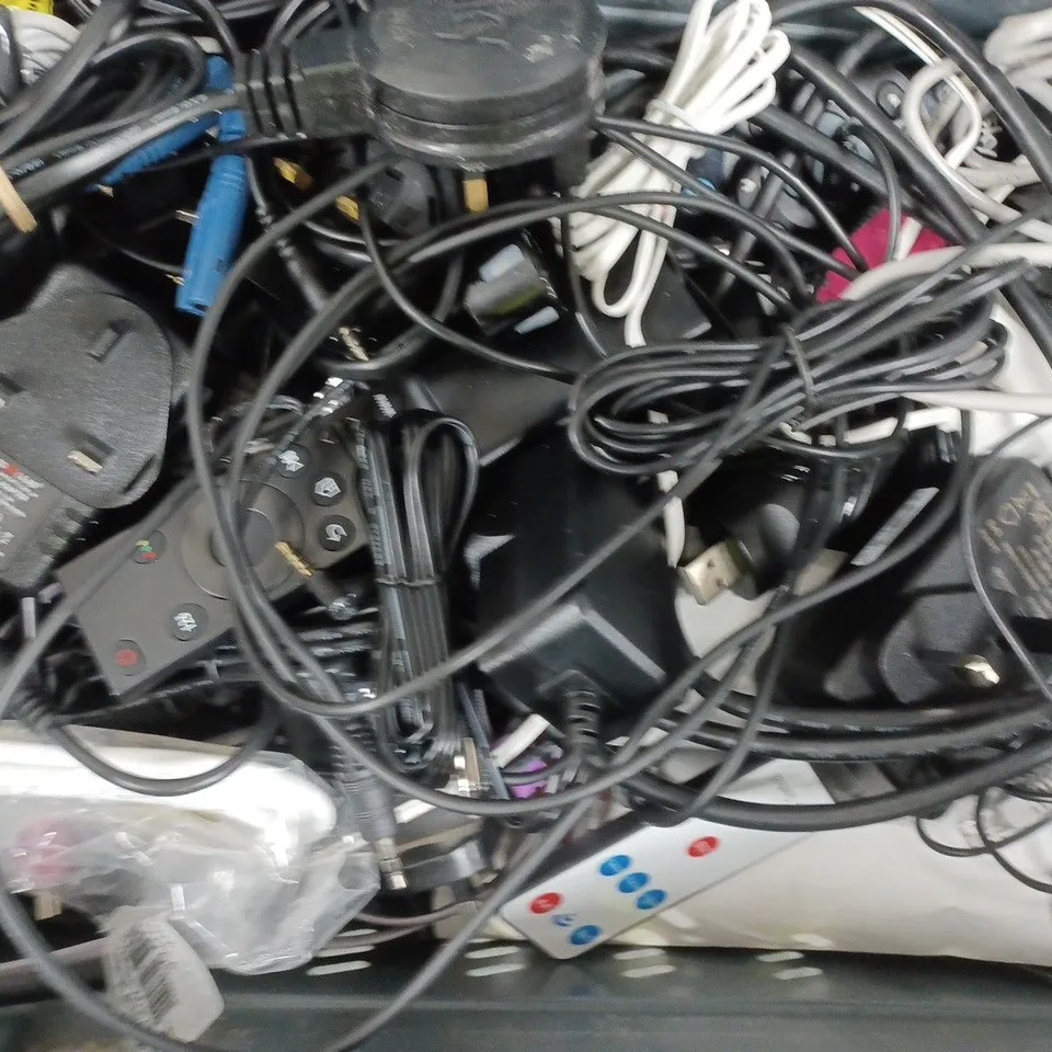 APPROXIMATELY 15 ASSORTED ELECTRICAL ITEMS TO INCLUDE VARIOUS CABLES AND PLUGS, ETC