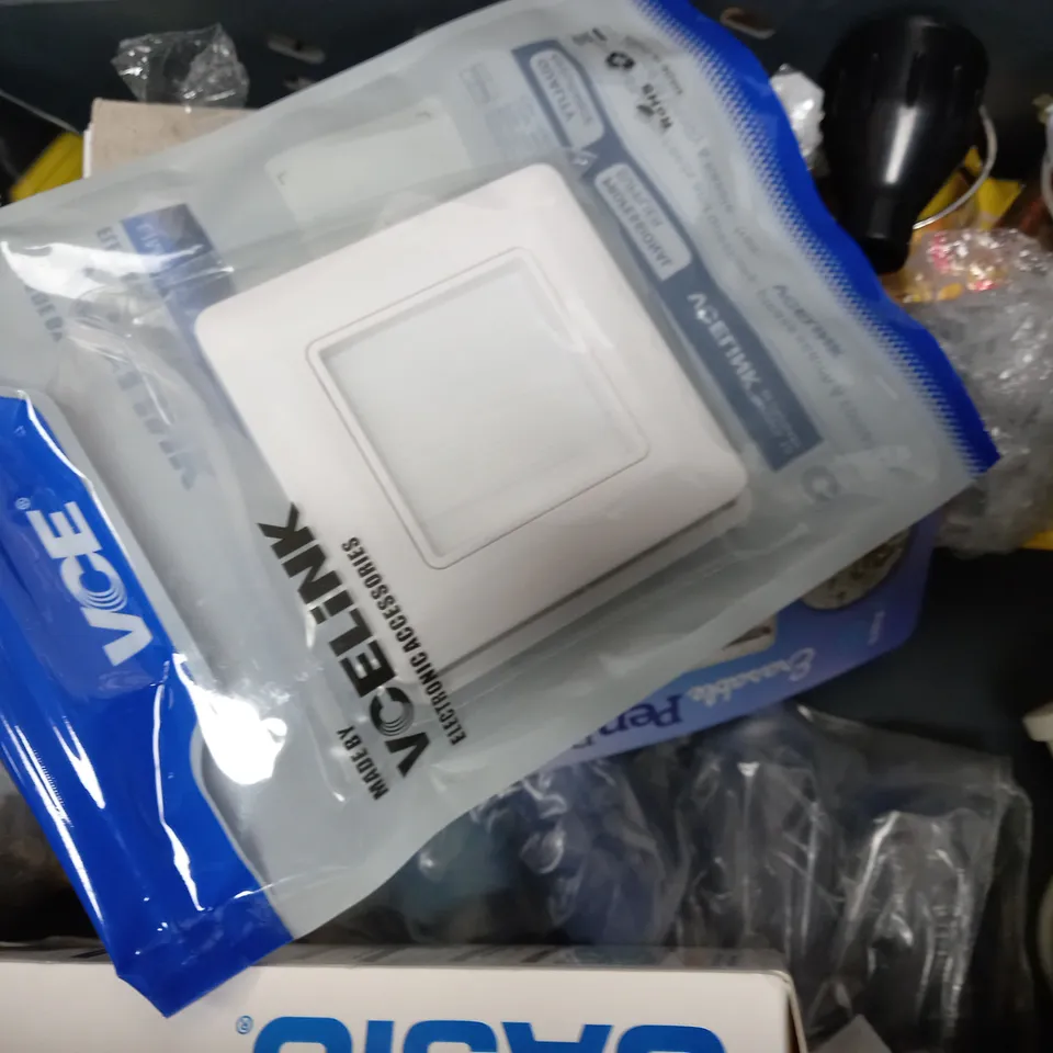 BOX OF APPROX 15 ASSORTED HOUSEHOLD ITEMS TO INCLUDE CASIO CALCULATOR, RECORD CARDS PACK, LED JEWELLED LIGHTS, ETC 