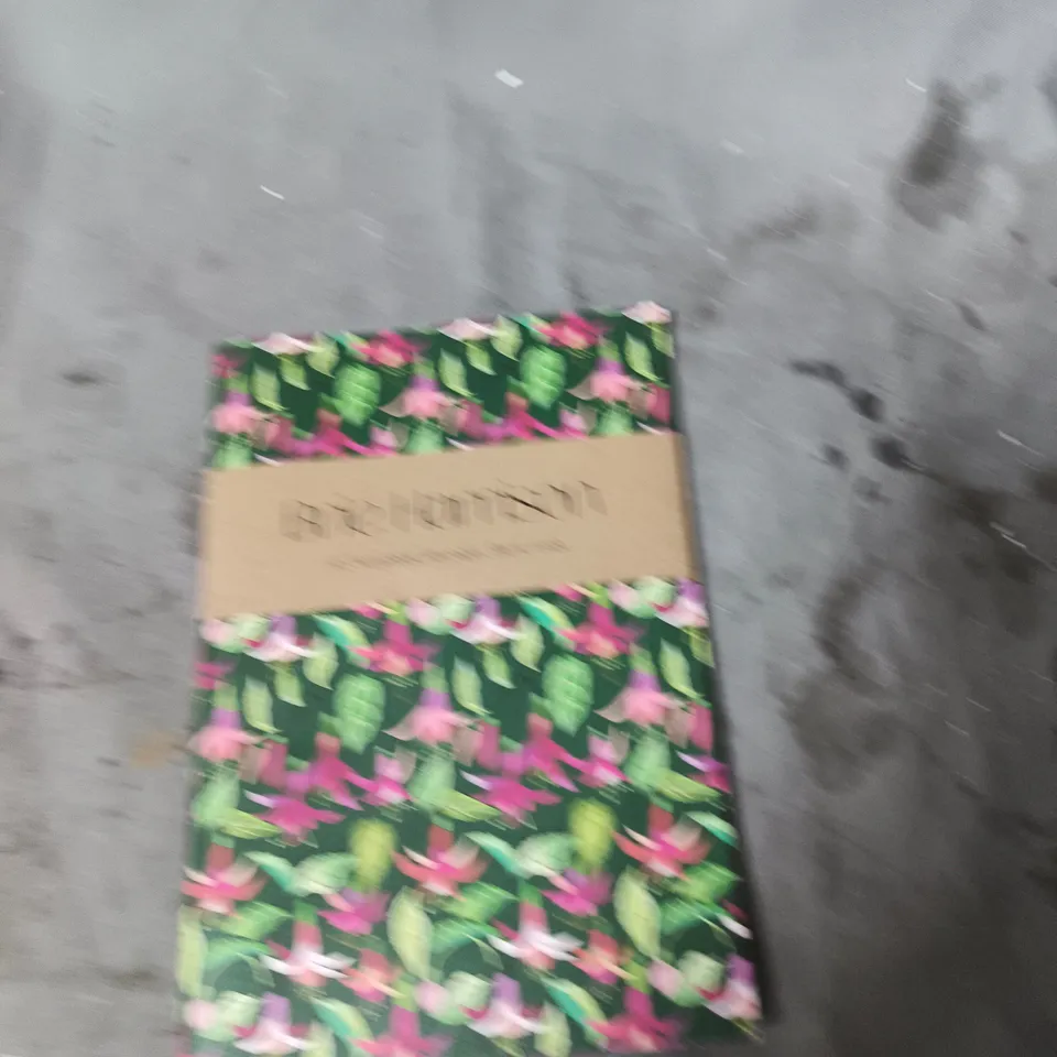 APPROXIMATELY 10 ASSORTED ITEMS INCLUDING PULSAR SOLAR SECURITY LIGHT , CAP SEALANT AND BRIE HARRISON NOTEBOOK 