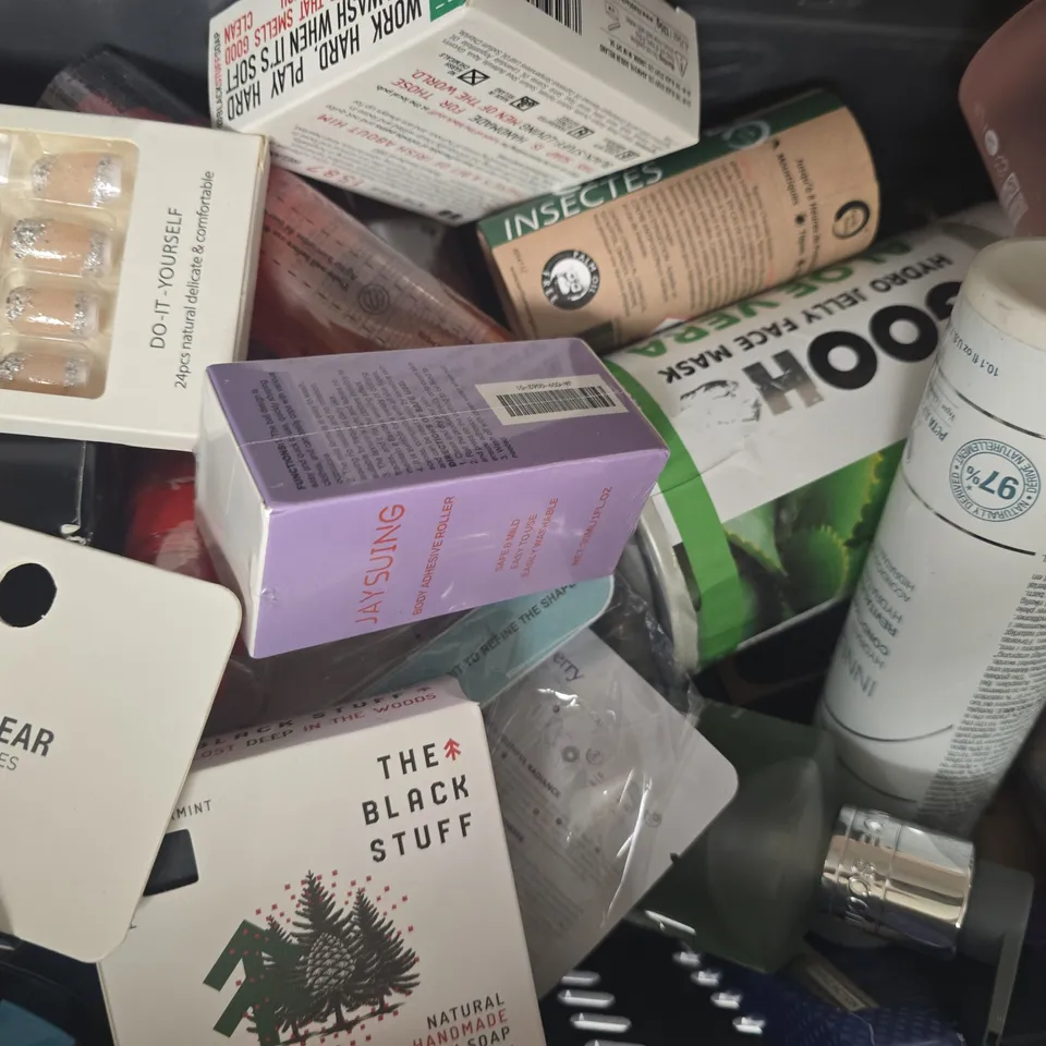 APPROXIMATELY 15 ASSORTED COSMETIC ITEMS INCLUDING VARIOUS MAKES AND BRANDS - COLLECTION ONLY
