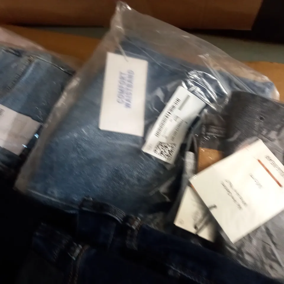 LOT OF 10 ASSORTED PAIRS OF JEANS IN VARIOUS SIZES
