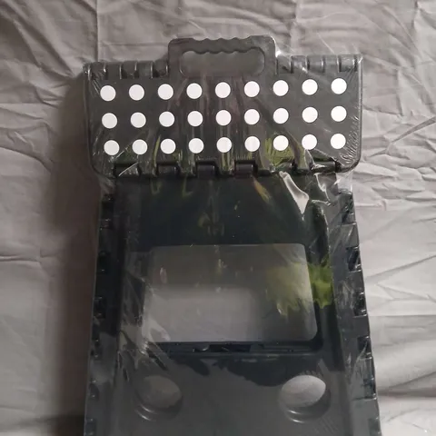 GREY PLASTIC FOLDABLE STEP STOOL WITH CARRY HANDLE 