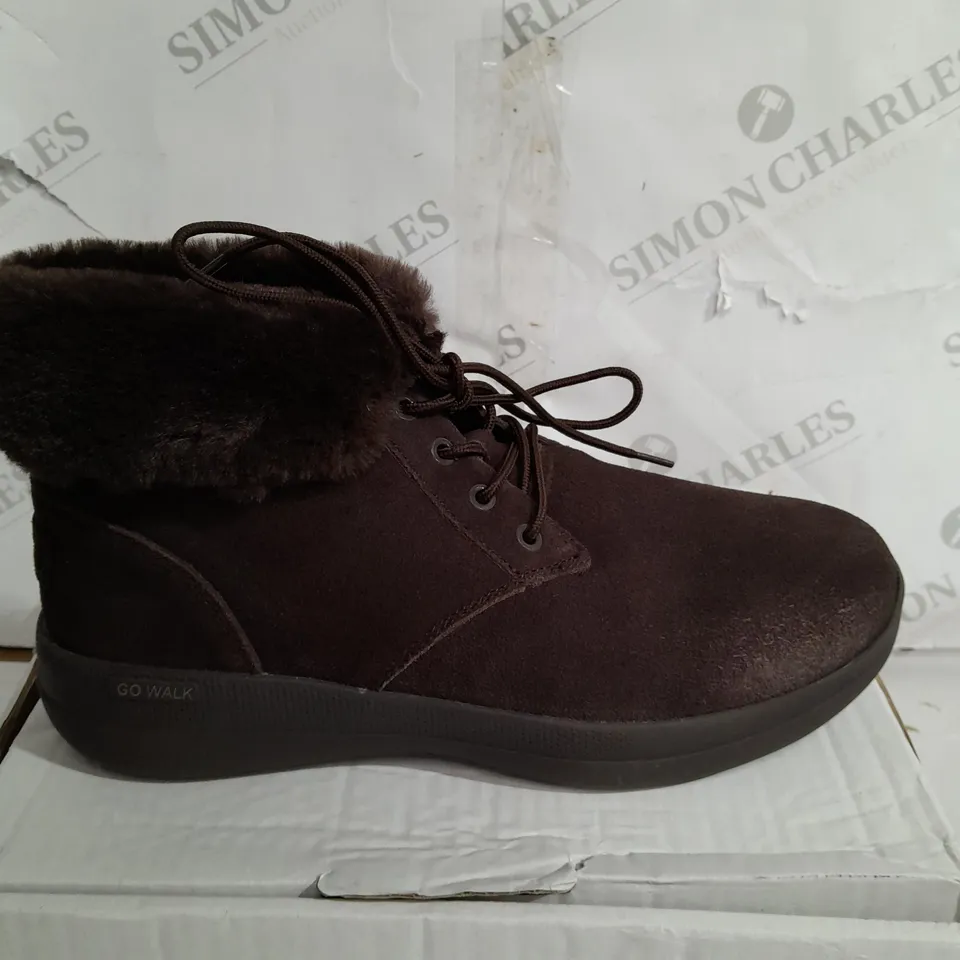 BOXED PAIR OF SKECHERS GO WALK SHOES IN CHOCOLATE SIZE 7