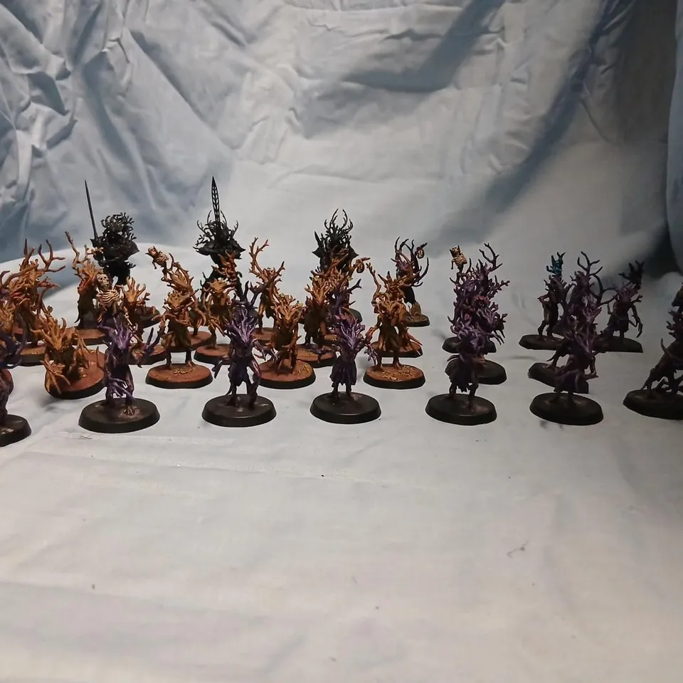 ASSORTED GAMES WORKSHOP PAINTED FANTASY TABLETOP MINIATURES SET, APPROX 32 FIGURES ON ROUND BASES (LOOSE)