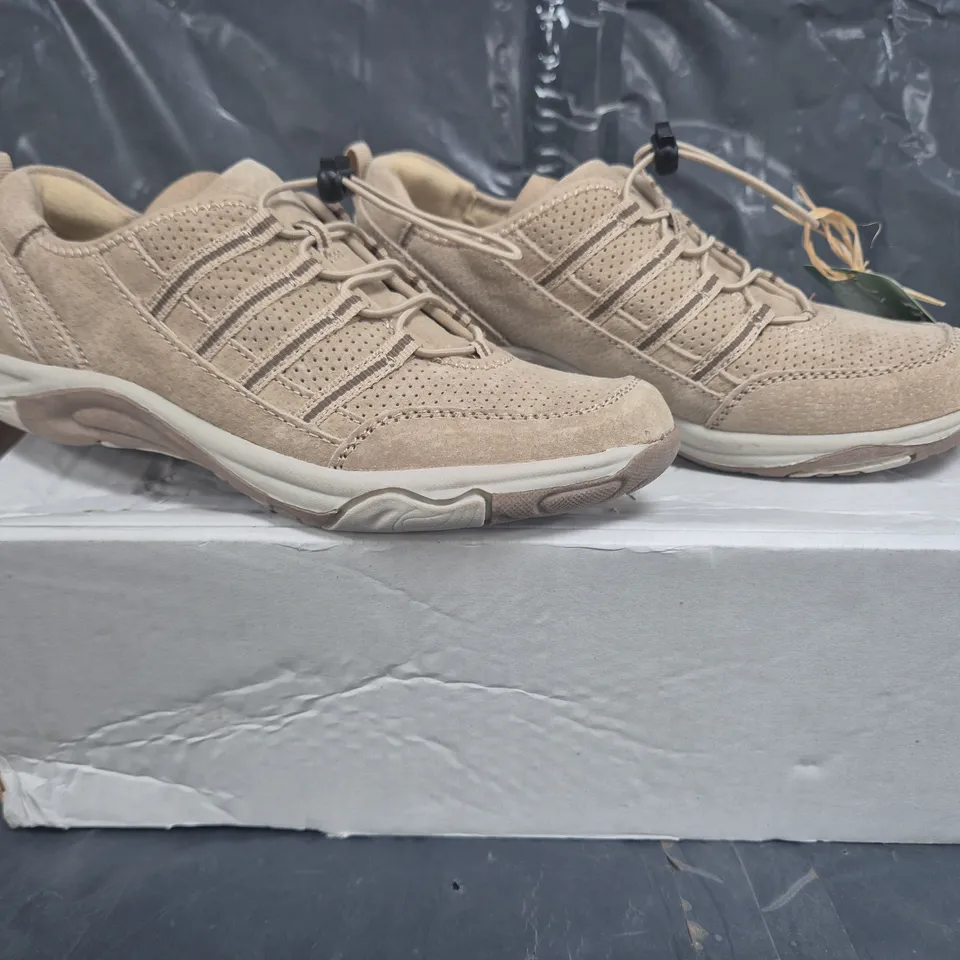 BOXED PAIR OF FREE SPIRIT JADA TRAINERS IN OAT SIZE 4