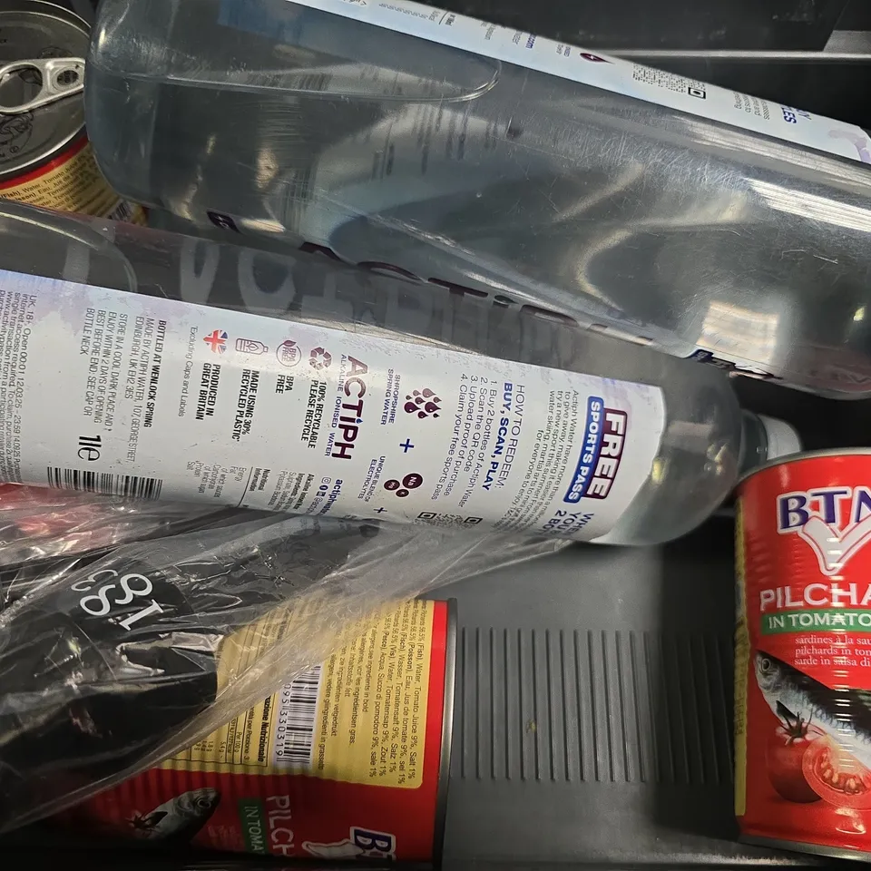 APPROXIMATELY 7 ASSORTED FOOD & DRINK ITEMS TO INCLUDE - HUEL STRAWBERRY BANANA , ACTIPH IONISED WATER , HUEL ICED LATTE ETC