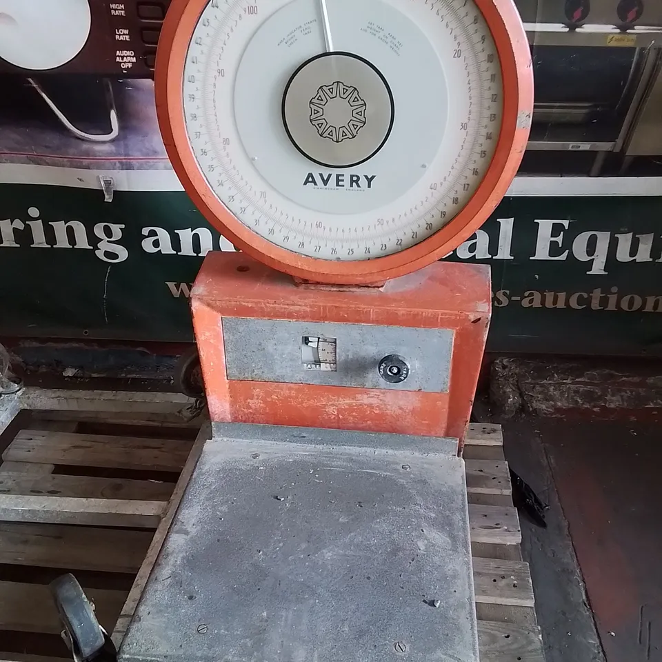 AVERY COMMERCIAL LARGE AVERAGE WEIGHING SCALE