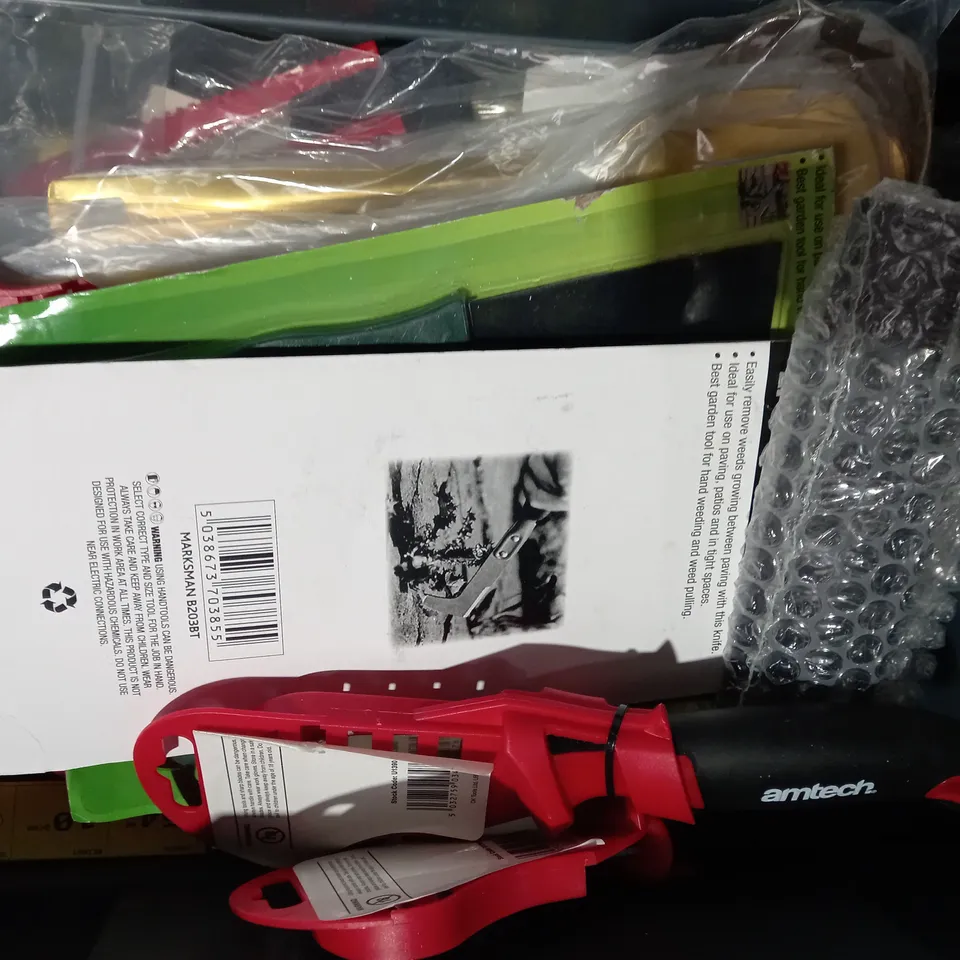 APPROXIMATELY 20 ASSORTED HOUSEHOLD ITEMS TO INCLUDE AMTECH GARDEN HOOK KNIFE, KNIFE FORK & SPOON, ETC