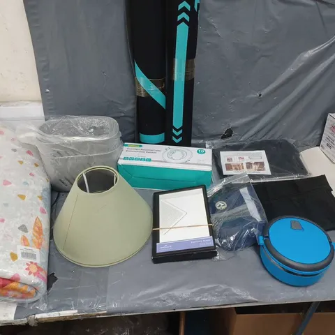 BOX OF APPROXIMATELY 15 ASSORTED ITEMS TO INCLUDE - DOWNLIGHT MOUNTING FRAME, GREEN LAMP SHADES, AND HAMUR HOME FLOOR MAT ETC. 