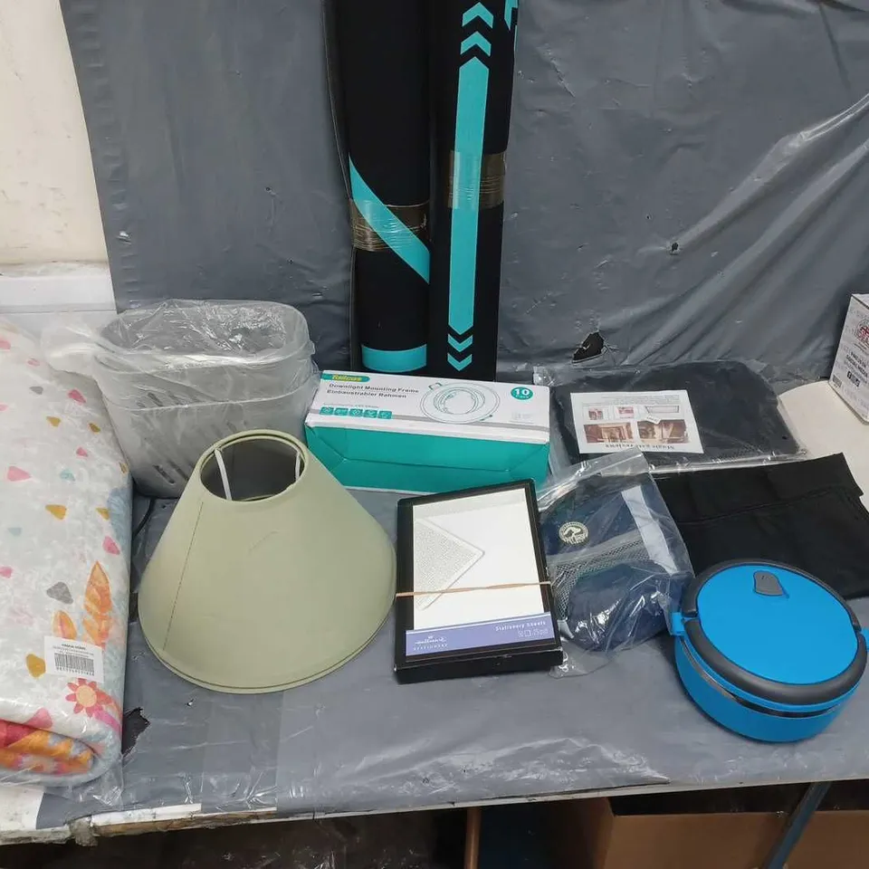 BOX OF APPROXIMATELY 15 ASSORTED ITEMS TO INCLUDE - DOWNLIGHT MOUNTING FRAME, GREEN LAMP SHADES, AND HAMUR HOME FLOOR MAT ETC. 