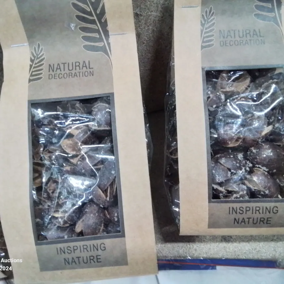 LOT CONTAINING LARGE AMOUNT OF HOLLAND FLAGS AND VARIOUS BAGS OF NATURAL TABLE DECORATION 